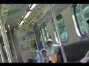 在電車上玩單槓的小孩_1