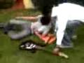 videos de tratando de girar una guitarra
