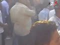 اليوم الثلاثاء بداخل جامعة القاهرة بالتحديد أمام مسرح الجامعة أقام اليوم فريق الحياة بلا تد خين أولى ندواتة لمحاربة التدخين بجامعة بالتعاون مع أتحاد الطلاب من المفروض أن الحفلة تبدأ بتمام الساعة الواحدة والنصف ظهرا أتاح الأمن للطلاب فقط الدخول حتى الساعة الثانية الا ربع وبعد ذلك منعهم من الدخول على الرغم من عدم تأخيرهم سوى ربع ساعة ،أحتشد الطلاب واعلنوا أحتجاجهم حتى الساعة الرابعة عصرا على عدم دخولهم وحدثت مشاجرات بين بعض الطلبة وبين ظباط الجامعة هذا من جانبانما بداخل المسرح تجمع طلاب فرقة الحياة بلا تد خين مع نجوم الفن والرياضة وأساتذة من الجامعة حضر بالحفل اللاعب نادر السيد و والفنانة حنان ترك والفنان مصطفى شعبان والممثل طارق الدسوقى ود/على أديب دكتور بكلية تجارة وعضو فى الجماعة العلمية كل منهم ألقوا كلمة عن أضرار التدخين وعن تضامنهم مع الفريق تحت شعار (جامعة القاهرة جامعة بلا تد خين)للمزيد زوروا موقعناhttp://www.abna2masr.com