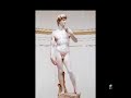 www.artehistoria.com En el siglo XV Florencia y los Médici se convirtieron en una sola idea. El mecenazgo de esta familia fue tan intenso y variado que llegó a transformar la imagen que el arte había tenido hasta entonces. Florencia se convirtió en una ciudad dual, con un doble carácter tanto religioso como político. Surgen ahora sendos focos: uno religioso -en torno al Duomo y el campanille de Giotto- y otro político, alrededor del Palazzo Vecchio, cambiándose las edificaciones góticas por los modernos palacios. De esta manera, los Médici contribuyeron a levantar el escenario de fondo más apropiado sobre el que se desarrollarían las realizaciones del Quatttrocento, haciendo de su ciudad el buque insignia del nuevo arte. Al mismo tiempo su labor fue objeto de rivalidad y emulación por parte de otras cortes cercanas. Los siglos y sus avatares políticos y artísticos acabarán de modelar Florencia. El resultado es una de las ciudades más bellas del mundo, Patrimonio de la Humanidad, en la que se entrelazan palacios, iglesias y galerías del más exquisito gusto.