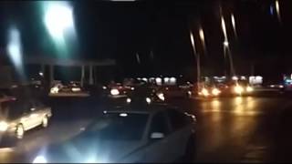 Transportistas actúan como delincuentes al saquear gasolineras y agredir a las personas.