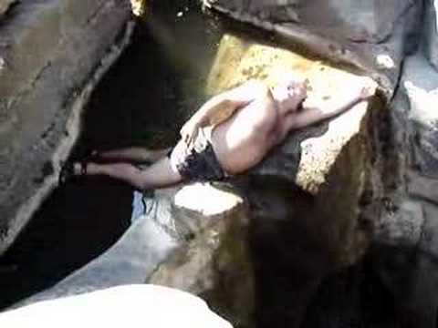 Uomo grasso blocca un torrente Uomo grasso blocca un torrente
