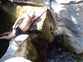 Uomo grasso blocca un torrente Uomo grasso blocca un torrente