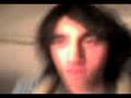 Joni planchandose el pelo