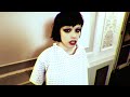 Bekijk muziek clip van Crystal Castles met Suffocation
