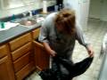 videos de putttin in the trash bag