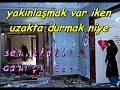 Ben değişmem dünyayı saçının bir telineseni tahminin den çok daha çok seviyorumKurban olayım ismimi söyleyen o dilineseni tahminin den çok daha çok seviyorumsensin benim aklımdan çıkmayan düşüncehayellerinle bile gündüzdür bana gecesevinçten uçuyorum inan seni görünceseni tahminin den çok daha çok seviyorummevlaya şükrederim seni tanıdım diyesen olmasan yaşanacak ne kalır geriyeyakınlaşmak var iken uzakta durmak niyeseni tahminin den çok daha çok seviyorumöyle özlerim seni hadi çıkıp gel artıkdoğsun gönlüme güneş gel yüzüme gül artıkekmeğimi ikiye tam ortadan böl artıkseni tahminin den çok daha çok seviyorumbulutlardan dökülen her yağmur tanesindeperdeleri savuran çılgın rüzgar sesindesenin aşkınla atan kalbimin her köşesindekanla yazılmış bu söz seni çok seviyorumkaderimiz örülmüş dantelce ilmek ilmeken sevdiğim olaydır seninle ağlayıp gülmekonurdur benim için yollarında sürünmekşanla yazılmış bu söz seni çok seviyorumen hassas yerindesin kanayan yüreğiminkarşımda bakıp durur eskimeyen o resmindilimden düşmez oldu hecelediğim isminsanla yazılmış bu söz seni çok seviyorumsuçluyum biliyorum kabul olmaz özürümvarlığınla güçlüyüm yokluğunla çürürümkimselere aldırmam senin için ölürümcanla yazılmış bu seni çok seviyorum