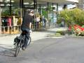 videos de Wheelies on a Kona Ute bike!