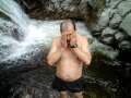 Bañandome en el riachuelo en Capilla del Monte