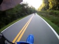 Motociclista derrubado por ave em estrada.