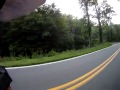 Motociclista derrubado por ave em estrada.