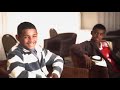 Hahaha... #LFC serverer ikke bilde av Suarez med afrikaner https://t.co/CbkCcDjT ... men video http://t.co/3XIn00lf #youjustcantmakethisup
