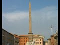 was es noch so sch�nes in rom gibt.
bella roma - gesehen von thilo
am interessantesten ist es, zu fu� durch diese stadt zu streifen. dabei kann man am besten ihre kultur, alle sch�nheiten und ihr pulsierendes leben aufnehmen. gew�hnungsbed�rftig ist nur der lebhafte verkehr, der scheinbar ohne viele regeln zu funktionieren scheint. kirchen und alte bauwerke, lange einkaufsstra�en und unterschiedlichste pl�tze mit ihren cafes und bars warten darauf, entdeckt zu werden.   ( pause -  ende teil 1 )
sich von diesem alltag der stadt treiben zu lassen und die seitenstrassen zu erkunden ist der beste und sch�nste weg, etwas �ber das r�mische leben zu erfahren, denn gerade die orte, die nicht auf jeder karte zu finden sind machen die sch�nheit und den reiz der stadt aus. denn rom wird nicht nur die ewige stadt genannt, sie begreift sich auch so: unver�nderbar und unverbesserlich in ihrer tr�gen sch�nheit und voller leben. 

die piazza navona ist einer der charakteristischen pl�tze des barocken rom. urspr�nglich stand an dieser stelle ein stadion. im mittelalter wurden nach und nach h�user in die unterbauten der stadiontrib�nen eingebaut, die arena wurde zu einem platz, der f�r pferderennen und als markt genutzt wurde. zu allen anderen zeiten tummeln sich hier k�nstler, zeichner, karikaturisten, artisten und h�ndler. heute ist der platz besonders bei touristen beliebt. in der n�he liegen u. a. das pantheon und der trevi-brunnen. ( pause -  ende teil 1 )
bernini schuf 1649 in der mitte des platzes den vierstr�mebrunnen. vier kolossale m�nnliche figuren symbolisieren die gr��ten str�me der damals bekannten vier kontinente (donau, nil, ganges und r�o de la plata).    ( pause -  ende teil 2 )
der platz besitzt zwei weitere brunnen, die fontana del moro im s�den und neptunbrunnen im norden. das zusammenspiel mit dem skulpturalen brunnen und der weitr�umigen platzanlage verschmelzen zu einem der sch�nsten ensembles italienischer stadtbaukunst.

die spanische treppe vor dem bau der treppe wurde der wild bewachsene abhang, der von der kirche santa trinit� dei monti zur piazza di spagna hinabf�hrte, als unpassender abschluss des inzwischen bebauten stadtgebietes empfunden. die piazza spagna bezog ihre bedeutung vor allem von der spanischen botschaft beim vatikan, die hier ihren sitz hatte. der platz vor der spanischen botschaft war spanisches hoheitsgebiet, und jeder ausl�nder, der sich dort ohne genehmigung aufhielt, konnte zum dienst in der spanischen armee verpflichtet werden. auch ein asylrecht gegen�ber dem vatikan konnte hier gew�hrt werden. daher kommt auch der name.
die spanische treppe ist eine der bekanntesten sehensw�rdigkeiten roms. sie gilt auch als beliebter treffpunkt f�r junge r�mer und touristen.

die fontana di trevi, ist der bekannteste brunnen roms und einer der bekanntesten brunnen der welt. der trevi-brunnen ist der gr��te und anspruchsvollste barocke brunnen der stadt. er steht am endpunkt des aqu�dukts aqua vergine, der seit dem jahr 19 v. chr. das antike rom mit wasser versorgt hatte. er ist nach dem vorbild einer schauspielb�hne aufgebaut. er bezieht seinen namen von dem umstand, dass er im r�mischen stadtteil trevi steht.
( pause -  ende teil 1 )
in der mitte des brunnens sieht man den meeresgott okeanos, der auf einem wagen stehend zwei pferde am z�gel h�lt. eines ist ruhig, das andere feurig. die beiden r�sser symbolisieren die gegens�tzlichen temperamente des meeres. die statuen stellen die tugenden dar. 
seitlich von okeanos befindet sich rechts die statue der gesundheit und links die des �berflusses. dar�ber sind die darstellungen der jungfrau, die den soldaten die quelle zeigt, und agrippas der den plan des aqu�dukts gut heisst, zu sehen. ( pause -  ende teil 2 )
wer die fontana di trevi nur aus dem fellini-film 