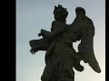 was es noch so sch�nes in rom gibt.
bella roma - gesehen von thilo
am interessantesten ist es, zu fu� durch diese stadt zu streifen. dabei kann man am besten ihre kultur, alle sch�nheiten und ihr pulsierendes leben aufnehmen. gew�hnungsbed�rftig ist nur der lebhafte verkehr, der scheinbar ohne viele regeln zu funktionieren scheint. kirchen und alte bauwerke, lange einkaufsstra�en und unterschiedlichste pl�tze mit ihren cafes und bars warten darauf, entdeckt zu werden.   ( pause -  ende teil 1 )
sich von diesem alltag der stadt treiben zu lassen und die seitenstrassen zu erkunden ist der beste und sch�nste weg, etwas �ber das r�mische leben zu erfahren, denn gerade die orte, die nicht auf jeder karte zu finden sind machen die sch�nheit und den reiz der stadt aus. denn rom wird nicht nur die ewige stadt genannt, sie begreift sich auch so: unver�nderbar und unverbesserlich in ihrer tr�gen sch�nheit und voller leben. 

die piazza navona ist einer der charakteristischen pl�tze des barocken rom. urspr�nglich stand an dieser stelle ein stadion. im mittelalter wurden nach und nach h�user in die unterbauten der stadiontrib�nen eingebaut, die arena wurde zu einem platz, der f�r pferderennen und als markt genutzt wurde. zu allen anderen zeiten tummeln sich hier k�nstler, zeichner, karikaturisten, artisten und h�ndler. heute ist der platz besonders bei touristen beliebt. in der n�he liegen u. a. das pantheon und der trevi-brunnen. ( pause -  ende teil 1 )
bernini schuf 1649 in der mitte des platzes den vierstr�mebrunnen. vier kolossale m�nnliche figuren symbolisieren die gr��ten str�me der damals bekannten vier kontinente (donau, nil, ganges und r�o de la plata).    ( pause -  ende teil 2 )
der platz besitzt zwei weitere brunnen, die fontana del moro im s�den und neptunbrunnen im norden. das zusammenspiel mit dem skulpturalen brunnen und der weitr�umigen platzanlage verschmelzen zu einem der sch�nsten ensembles italienischer stadtbaukunst.

die spanische treppe vor dem bau der treppe wurde der wild bewachsene abhang, der von der kirche santa trinit� dei monti zur piazza di spagna hinabf�hrte, als unpassender abschluss des inzwischen bebauten stadtgebietes empfunden. die piazza spagna bezog ihre bedeutung vor allem von der spanischen botschaft beim vatikan, die hier ihren sitz hatte. der platz vor der spanischen botschaft war spanisches hoheitsgebiet, und jeder ausl�nder, der sich dort ohne genehmigung aufhielt, konnte zum dienst in der spanischen armee verpflichtet werden. auch ein asylrecht gegen�ber dem vatikan konnte hier gew�hrt werden. daher kommt auch der name.
die spanische treppe ist eine der bekanntesten sehensw�rdigkeiten roms. sie gilt auch als beliebter treffpunkt f�r junge r�mer und touristen.

die fontana di trevi, ist der bekannteste brunnen roms und einer der bekanntesten brunnen der welt. der trevi-brunnen ist der gr��te und anspruchsvollste barocke brunnen der stadt. er steht am endpunkt des aqu�dukts aqua vergine, der seit dem jahr 19 v. chr. das antike rom mit wasser versorgt hatte. er ist nach dem vorbild einer schauspielb�hne aufgebaut. er bezieht seinen namen von dem umstand, dass er im r�mischen stadtteil trevi steht.
( pause -  ende teil 1 )
in der mitte des brunnens sieht man den meeresgott okeanos, der auf einem wagen stehend zwei pferde am z�gel h�lt. eines ist ruhig, das andere feurig. die beiden r�sser symbolisieren die gegens�tzlichen temperamente des meeres. die statuen stellen die tugenden dar. 
seitlich von okeanos befindet sich rechts die statue der gesundheit und links die des �berflusses. dar�ber sind die darstellungen der jungfrau, die den soldaten die quelle zeigt, und agrippas der den plan des aqu�dukts gut heisst, zu sehen. ( pause -  ende teil 2 )
wer die fontana di trevi nur aus dem fellini-film 