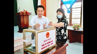Đồng chí Nguyễn Đức Thành, Uỷ viên BTV, Chủ nhiệm Ủy ban Kiểm tra Tỉnh ủy dự và bỏ phiếu bầu cử tại khu Bí Trung 1, phường Phương Đông