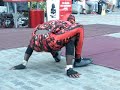 un hombre  muy flexible