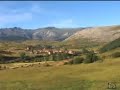 Aquí se conjuga todo: la magestuosidad de Peñalabra, el azul del cielo, el encanto de la primavera, la sencillez de los pueblos, el sosiego de los bosques, la fecundidad de los ríos y fuentes, el pico Tres Mares que envía sus aguas al mar Cantábrico, al Mediterráneo y al Atlántico.