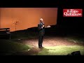 "Buffone, vai fuori". Formigoni contestato al teatro Dal Verme - YouTube
