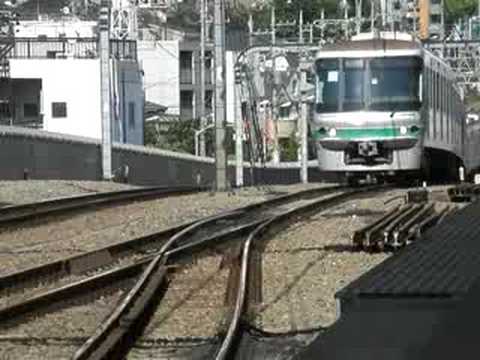 東京メトロ06系　梅ヶ丘駅(急行線)通過