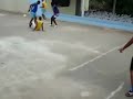 Jugador cae al vacío en partido de fútbol