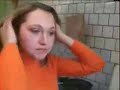 Patuljak sa glavom u loncu za kuhanje