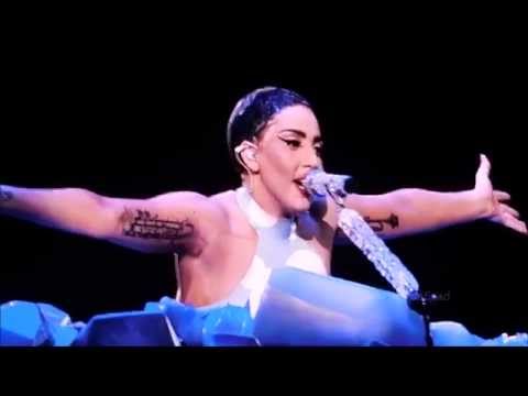 Lady Gaga FLIPS HER WIG during