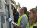 I dipendenti della Teramo Ambiente consegnano ai cittadini di Termoli i kit per la raccolta differenziata.