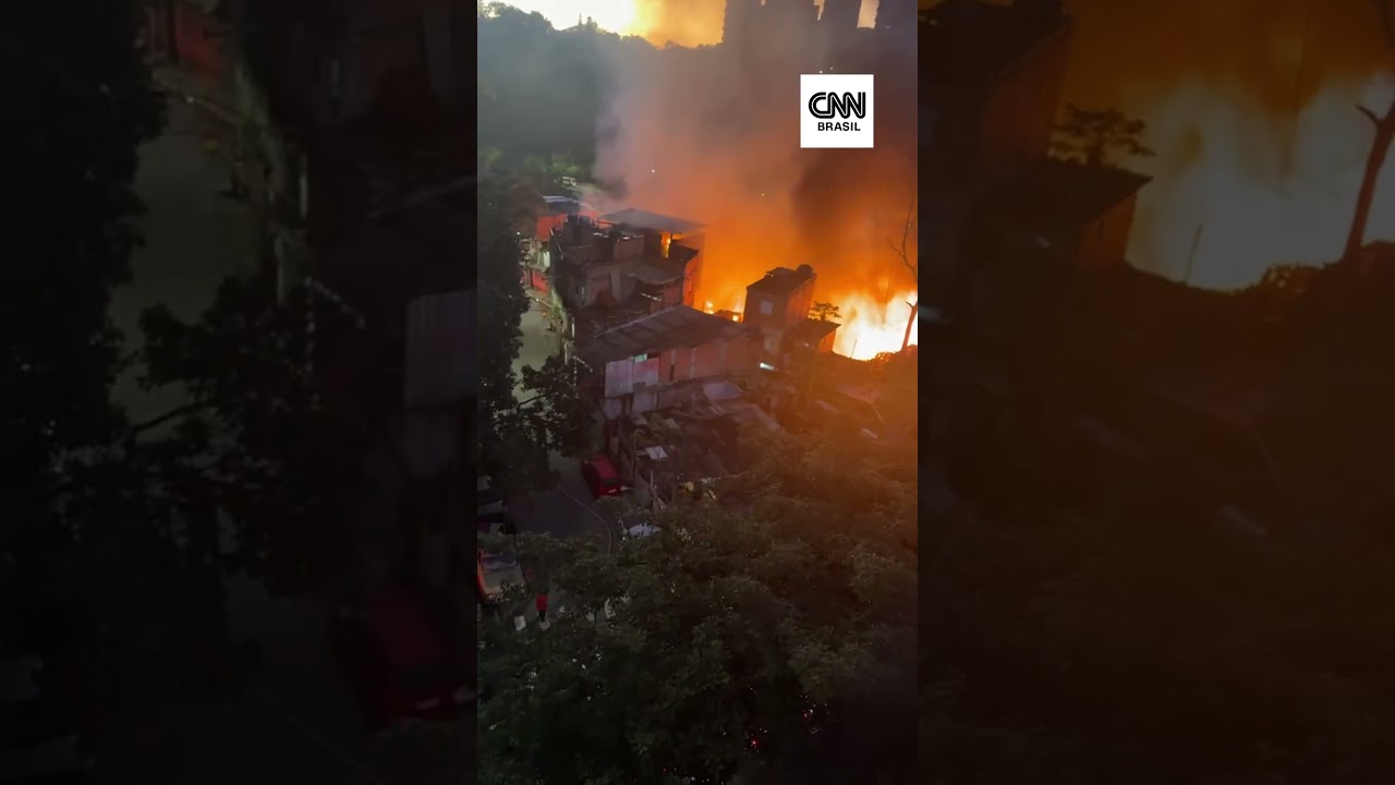Incêndio de grandes proporções atinge casas em Paraisópolis (SP)