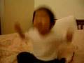 Zoe亢奮差點摔下床
