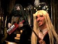 Testo Potter Fesso Ormai ha quarant'anni e fa ancora il bambino lui trucca la sua scopa anziché il motorino ma come tutti i ragazzini della sua età quante pozioni magiche ancora si berrà. A lui Hermione gli smuove l'ormone, che non si dica sia solo un'amica... Come fai, come fai a non provarci mai? Potter fesso! (FAI VOLARE LA CIVETTA) Sei un gay, sei un gay se non ci provi mai! Potter fesso (USA ALMENO LA BACCHETTA) Po-Potter fesso, Po-Po-Potter fesso. Po-Potter fesso, Po-Po-Potter fesso ...