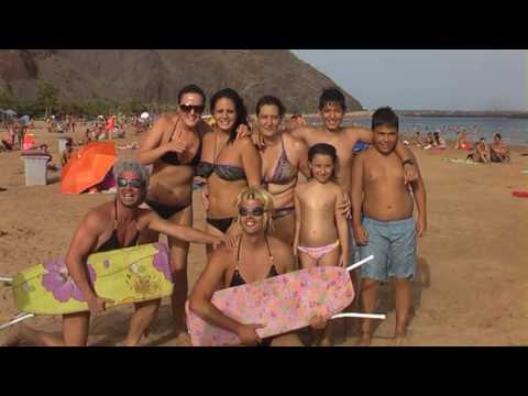 estoescolonia - RUDY Y RUYMÁN HACEN SURF EN LA PLAYA DE LAS TERESITAS, CON PELUCA, GAFAS DE NATACIÓN, TRIKINI Y COMO NO, CON SU TABLA DE PLANCHAR, ANTE EL ASOMBRO DE LOS BAÑ...