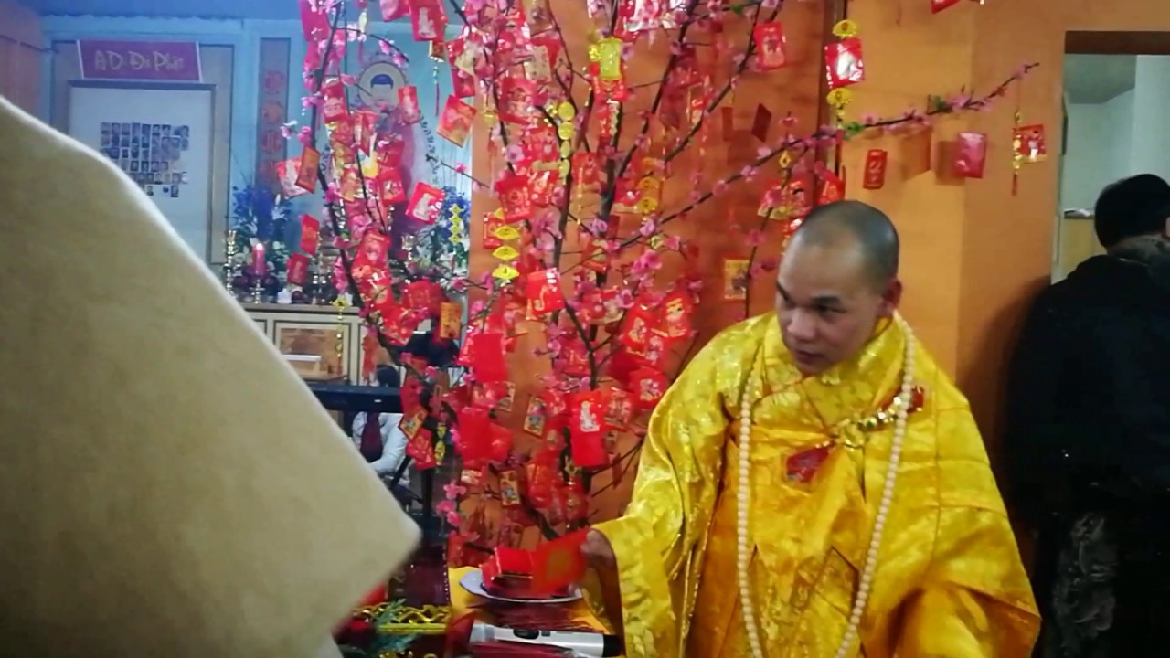 BÀ CON PHẬT TỬ ĐÓN GIAO THỪA TẠI CHÙA PHỔ ĐÀ BERLIN
