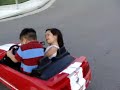 Una pareja de niños haciendo drift