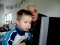 2 jarige peuter leert opa computeren