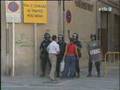 Agresion brutal de la policia nacional, a una joven de Iruña.flv