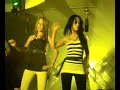 Hermoso par de mujeres bailando sobre la barra de un bar