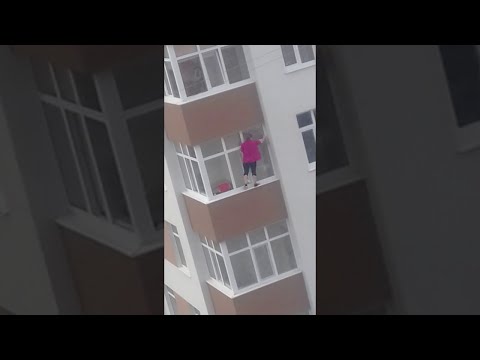 Postanowiła umyć sobie okna na 5 piętrze bez żadnego zabezpieczenia. Nagranie mrozi krew w żyłach