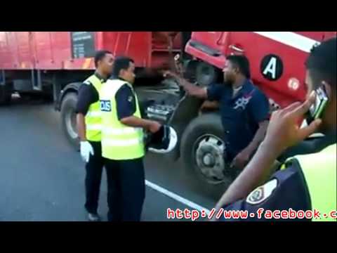 Indian youth - Brave Indian youth shouts at Polis Raja Di Malay-sia for calling him Pu.....Mak.