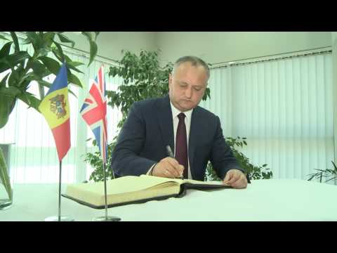 Președintele țării a depus flori la Ambasada Marii Britanii în Republica Moldova