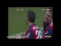 Grand Hotel Genoa, extralusso! Se l'Inter per definizione è una squadra 'pazza', il Genoa può tranquillamente puntare al titolo di grande avversaria in questo campo calcistico-psichiatrico. Una squadra capace di dare spettacolo, segnare, creare occasioni da gol come nessun altra: poi di complicarsi la vita, sbagliare, concedere spazi eccessivi e rimettere in discussione una superiorità apparentemente inattaccabile. Ma questo è il Genoa, capace di offrire, soprattutto a Marassi, alcuni degli highlight più indimenticabili di questo campionato. Il primo tempo è sicuramente tra questi, 45' indimenticabili: si parte con due pali di Sculli (il secondo in fuorigioco) e una traversa di Bocchetti su una punizione micidiale. Con il Genoa tutto sbilanciato in avanti passa il Cagliari: azione contestata su un pallone che esce dalla linea di fondo ma che in qualche modo arriva a Matri, bravo a smarcare Dessena per l'appoggio vincente. Paradossalmente è proprio il Cagliari a meritare il raddoppio: un contropiede di Larrivey viene concluso fallosamente da Amelia con un'uscita che meriterebbe sicuramente il penalty. Baracani non fischia e la partita rischia di prendere una china di tensione che, fortunatamente, si smorza immediatamente per lasciare spazio a creatività e divertimento. Il Genoa, dopo un altro palo colpito con una splendida conclusione di Marco Rossi, trova un meritato pareggio su un rigore piuttosto generoso: è Astori a spingere Palacio provocando il penalty che Zapater <b>...</b>
