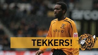 Jay-Jay Okocha lässt Alex Bruce schlecht aussehen