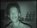 Niehove zonder licht.Een aantal mensen gestrand onder weg. In al die dertig jaar ben ik achteruit rijdend naar Niehove gebracht. Maar het feest ging door met vertraging. Harry Muskee was bereid om te wachten. Clip is klaar (readdy).http://www.hansvanlier.com/home/http://www.niehove.nl stichting regiotheatre:http://www.niehove.eu Clip Harry Muskee komt er aan.vidimah*****#******Harry Muskee trotseert stroomstoring in NiehoveGepubliceerd op 16 december 2007, 15:03 Laatst bijgewerkt op 16 december 2007, niehove -  De organisatoren van het optreden het Harry Muskee Trio in dorpshuis Eisseshof in Niehove zaten vrijdagavond met de handen in het haar. Een half uur voordat de befaamde band om tien uur haar zou maken, viel de stroom uit. Niet alleen Niehove zat twee uren lang zonder elektriciteit. Dat gold ook voor Kommerzijl, Pieterzijl en Visvliet en omgeving. De stroomstoring deed zich voor tijdens het voorprogramma van de band Cheron. Van alle kanten brachten dorpsbewoners kaarsen en stormlantarens naar de bovenzaal, waardoor de stemming er alleen maar beter op werd. De muzikanten speelden akoestisch verder, wat het publiek erg waardeerde.Een noodaggregaat uit de stad Groningen was al in aantocht, toen na twee uren het licht weer aanflitste en de band Chiron haar optreden kon afwerken. Omstreeks half twaalf was eindelijk de beurt aan Harry Muskee en zijn begeleidende muzikanten Erwin Java en Helmig van der Vegt die al die tijd geduldig hadden gewacht. Zij gaven drie toegiften.http://www.musicfrom.nl/artiesten/561/harry-muskee.html