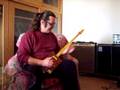 videos de cigar box guitar  3 corde