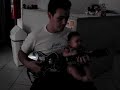 Naomi tocando guitar hero com papai