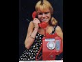 http://www.francegall.netNe dis pas aux copainsQue je t'aime plus que toutNe dis pas aux copainsCe qu'il y a entre nousOn s'est tant moqué d'euxAu sujet de l'amourQu'ils seraient trop heureuxDe bien rire à leur tourNe dis pas aux copainsQu'on est bien que tout les deuxNe dis pas aux copainsQue je fais ce que tu veuxEt que j'ai du chagrinQuand je ne te vois pasNe dis rien aux copainsÇa ne les regarde pasNe dis pas aux copainsQue c'est toi qui m'a donnéLa médaille d'argentQue je porte à mon poignetElle était à ton couQuand tu l'as décrochéeEn disant 