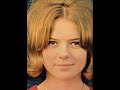 http://www.francegall.net

ne dis pas aux copains
que je t'aime plus que tout
ne dis pas aux copains
ce qu'il y a entre nous

on s'est tant moqu� d'eux
au sujet de l'amour
qu'ils seraient trop heureux
de bien rire � leur tour

ne dis pas aux copains
qu'on est bien que tout les deux
ne dis pas aux copains
que je fais ce que tu veux

et que j'ai du chagrin
quand je ne te vois pas
ne dis rien aux copains
�a ne les regarde pas

ne dis pas aux copains
que c'est toi qui m'a donn�
la m�daille d'argent
que je porte � mon poignet

elle �tait � ton cou
quand tu l'as d�croch�e
en disant 