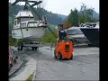 Motorboot wird auf einen Tieflader verladen