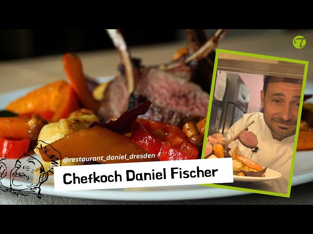 Rosa gebratene Reh-Koteletts mit Portwein-Aprikosen-Zwiebelso&szlig;e und Pfifferlingen