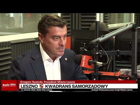 Leszno Kwadrans Samorządowy - Prezydent Leszna Grzegorz... :: Gość: Prezydent Leszna Grzegorz RusieckiRozmawia: Hania CiesielskaPrezydent odniósł się do planów likwidacji Szkoły Podstawowej nr 1. Podkreślił, że decyzja wynika z trudnej sytuacji demograficznej i konieczności racjonalizacji sieci szkół, a nie z osobistych powodów. Zapewnił, że uczniowie będą mogli kontynuować naukę w SP nr 2 w dotychczasowych klasach.Prezydent skomentował też decyzję zarządu lotniska o wycofaniu głośnego samolotu ? zaznaczył, że nie była to ingerencja władz miasta i nie ograniczy rozwoju sportów lotniczych.Wśród inwestycji drogowych najbliższe zakończenie prac dotyczy odcinka przy rogu ul. Królowej Jadwigi i Bohaterów Westerplatte, który ma być przejezdny od września. Przetarg na ul. Święciechowską został przedłużony, a realny początek prac przewidywany jest na 2026 rok. W przyszłym roku ma ruszyć budowa łącznika Leszno ? Gronowo, niezależnie od uzyskania dofinansowania. Prezydent zapowiedział także rekordowy budżet na 2026 rok, obejmujący m.in. modernizację Miejskiego Ośrodka Kultury i przebudowę rynku.