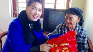 Đồng chí Hoàng Thị Hà, Phó Bí thư Thường trực Thành uỷ tặng quà Mẹ Việt nam anh hùng Hoàng Thị Nghi.